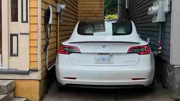 Atualização de software da Tesla deixa carro bloqueado