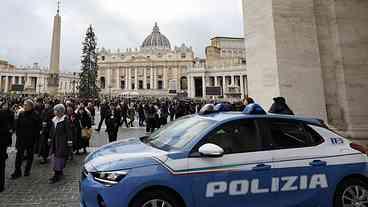 Ativista tenta atacar comitiva do papa Francisco em Roma