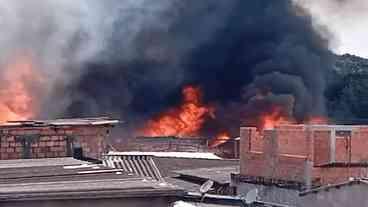 Incêndio de grandes proporções atinge dezenas de moradias em SP