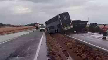 Acidente em rodovia deixa mortos e feridos em Minas Gerais