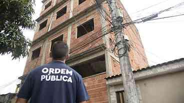 Seop realiza demolição de prédio de quatro andares na Cidade de Deus