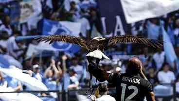 Lazio demite falcoeiro que publicou foto da prótese peniana
