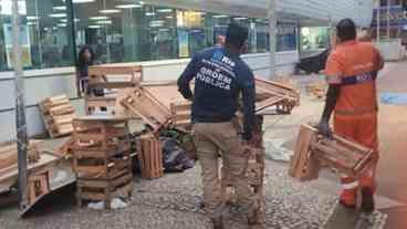 Seop apreende dezenas de barracas e estruturas no calçadão de Bangu