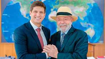 Lula chama João Campos para ajudar na comunicação do Planalto