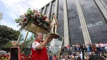 Imagem peregrina de São Sebastião visita a prefeitura do Rio