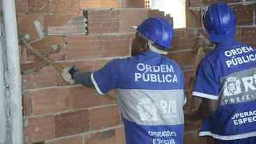 Seop realiza demolição de prédio irregular no Rio