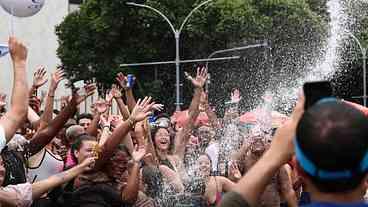 Blocos oficiais dão a largada para o carnaval de rua do Rio