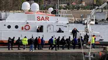 Navio com imigrantes deixa Albânia para retornar à Itália