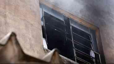 Polícia Civil faz perícia em fábrica que pegou fogo no Rio