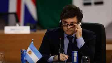 Milei tenta explicar participação em golpe com criptomoeda argentina