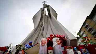 Francisco tem 'noite tranquila' após diagnóstico de pneumonia