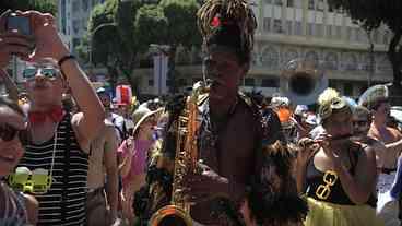 Blocos, bailes e escolas de samba devem reunir 8 milhões de pessoas