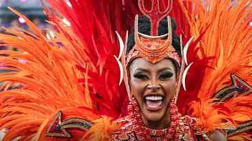 Desfiles de SP têm Zé Celso, Benito de Paula, fé e literatura