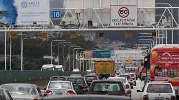 Rodovia Rio-Santos tem trânsito intenso após carnaval