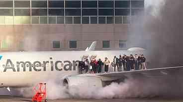 Motor de jato da American Airlines pega fogo após aterrissar em Denver