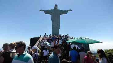 Cristo Redentor reabre após morte de turista