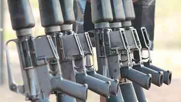 EUA enviam 20 mil fuzis a Israel após atraso de Biden