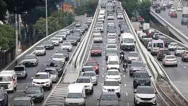 Buraco na Marginal Tietê Interdita Pista Central