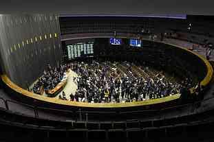 Deputados debatem projetos importantes em plenário nesta segunda