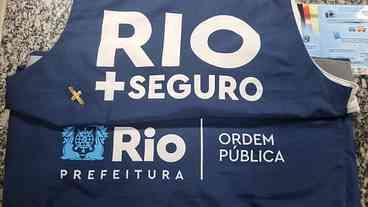 Agentes Detêm Jovens por Roubo em Copacabana