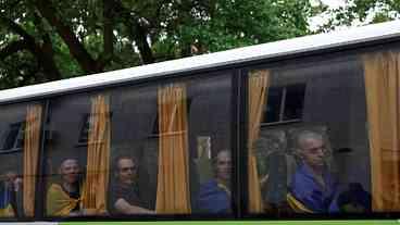 Rússia e Ucrânia realizam maior troca de prisioneiros