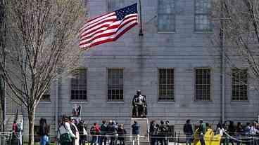 EUA rompem contratos com Harvard em polêmica decisão