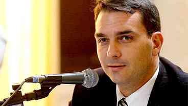 Flávio Bolsonaro Ameaça PGR por Investigação de Eduardo