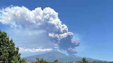 Erupção do Monte Etna Assusta Turistas na Itália