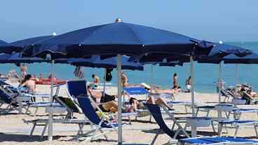 Tragédia em Praia Italiana: Adolescente Morre Soterrado