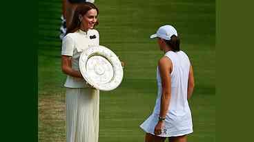 Iga Swiatek vence Wimbledon e recebe troféu de Kate Middleton