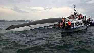 Barco turístico afunda no Vietnã e mata 28