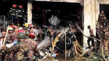Queda de avião militar em faculdade deixa 16 mortos em Bangladesh