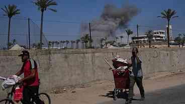 Forças israelenses avançam em Gaza e evacuam população