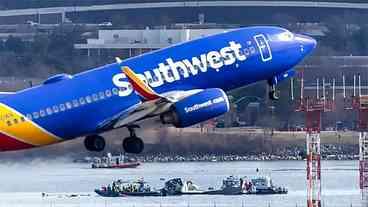 Avião comercial desvia de caça para evitar colisão