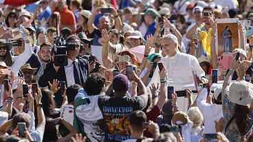 Papa Leão XIV critica excesso de conexões digitais