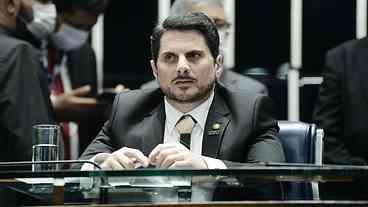 Senador Marcos do Val recebe tornozeleira da PF