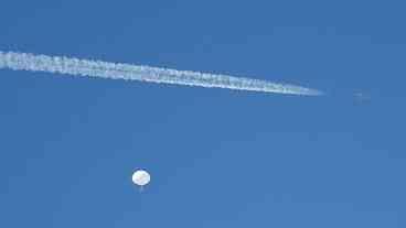 Pequim defende moderação e norte-americanos procuram restos de balão