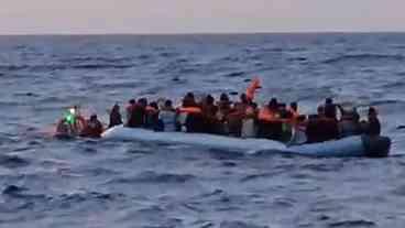 Imigrantes somem no Mediterrâneo após salto desesperado
