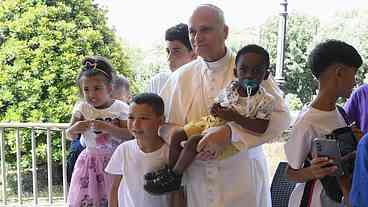 Papa Leão XIV Almoça com Pobres em Castel Gandolfo
