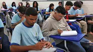 MEC Orienta Escolas na Escolha de Livros do Ensino Médio
