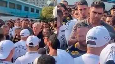 Torcedores invadem treino do Santos e ameaçam Neymar