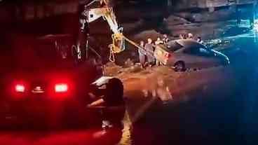 Mortes por enchentes no Paquistão chegam a 800