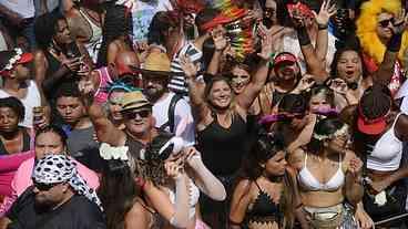 Cordão da Bola Preta arrasta multidão no Centro do Rio