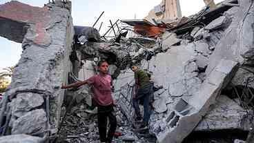 Forças israelenses intensificam bombardeios em Gaza