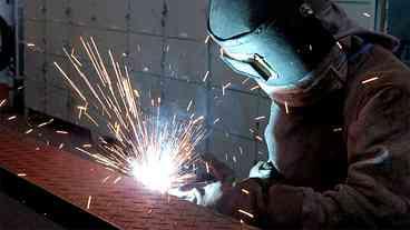 Indústria Brasileira Enfrenta Novo Recuo em Produção