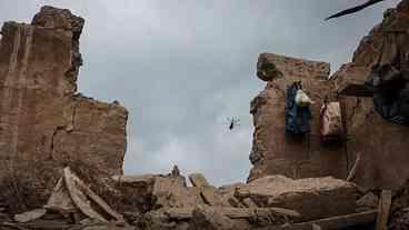 Afeganistão: Tremores Devastam Região e Sobreviventes Sofrem