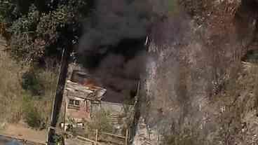 Incêndio na Pavuna consome residência e vegetação