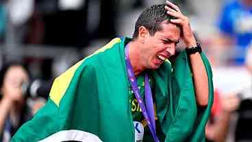 Caio Bonfim conquista ouro na marcha atlética