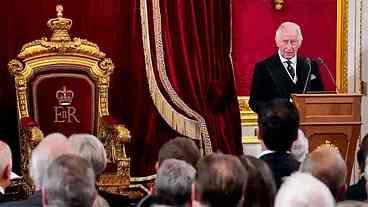 Rei Charles III se encontra com Papa Leão XIV no Vaticano