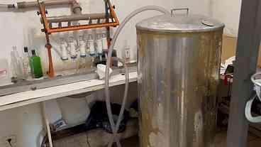 Polícia fecha fábrica de bebidas falsificadas em Americana